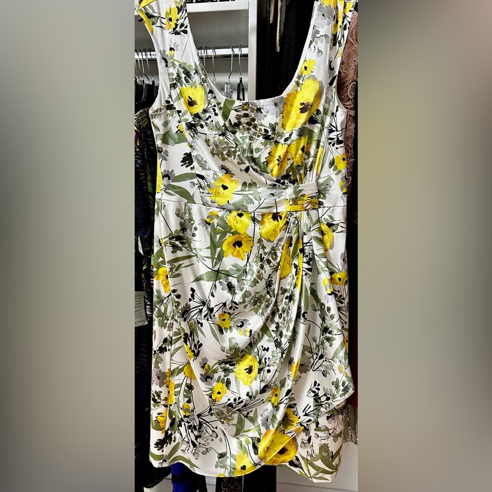 💛🌿🌼 White Satin Floral Dress 💛🌿🌼 Stunning! 🤍Size 14